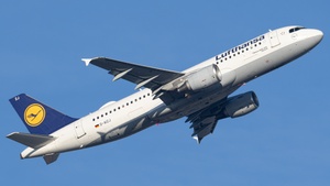 Photo of D-AIZJ - Airbus A320-214 operated by Lufthansa