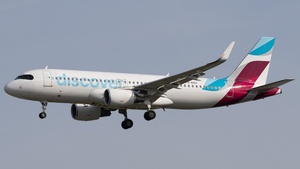 Photo of D-AIUY - Airbus A320-214 operated by Discover Airlines