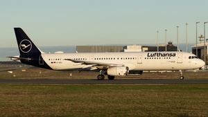 Photo of D-AIDJ - Airbus A321-231 operated by Lufthansa