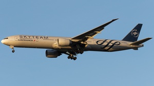 Photo with serial 38705 - Boeing 777-328(ER)