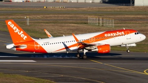 Photo of G-EZGY - Airbus A320-214 operated by easyJet