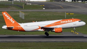 Photo of G-EZTR - Airbus A320-214 operated by easyJet
