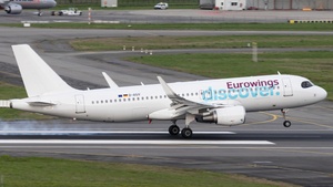 Photo of D-AIUV - Airbus A320-214 operated by Eurowings Discover