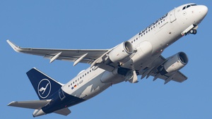 Photo of D-AIUF - Airbus A320-214 operated by Lufthansa