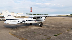 Photo of N879LP - Cessna 172S Skyhawk SP operated by Louisville Aviation