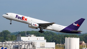 Photo of N928FD - Boeing 757-28A(SF) operated by FedEx