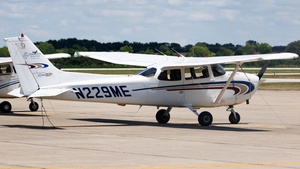 Photo of N229ME - Cessna 172S Skyhawk SP operated by Tom Wood Aviation