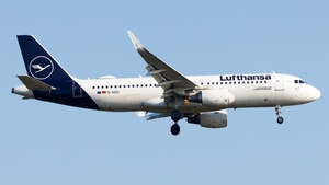 Photo of D-AIZO - Airbus A320-214 operated by Lufthansa