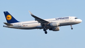 Photo of D-AIUQ - Airbus A320-214 operated by Lufthansa