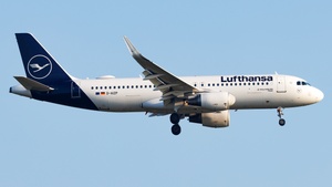 Photo of D-AIZP - Airbus A320-214 operated by Lufthansa