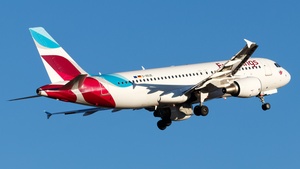 Photo of D-AEUE - Airbus A320-214 operated by Eurowings