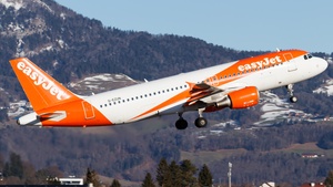 Photo of G-EZUN - Airbus A320-214 operated by easyJet