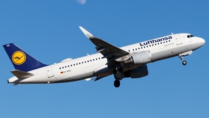 Photo of D-AIUC - Airbus A320-214 operated by Lufthansa