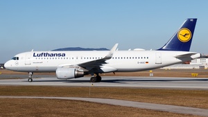 Photo of D-AIUC - Airbus A320-214 operated by Lufthansa