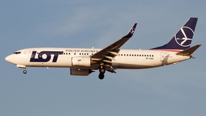 Photo of SP-LWG - Boeing 737-86N operated by LOT Polish Airlines
