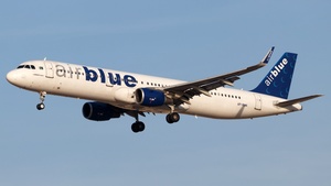Photo of AP-BMN - Airbus A321-211 operated by Airblue