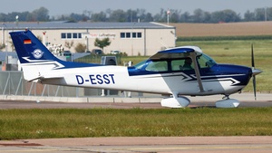 Photo of D-ESST - Cessna 172N Skyhawk operated by Lips Flugdienst