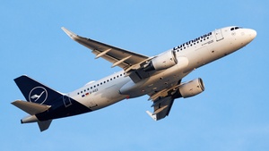 Photo of D-AIZZ - Airbus A320-214 operated by Lufthansa