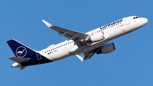 Photo of D-AIZX - Airbus A320-214 operated by Lufthansa