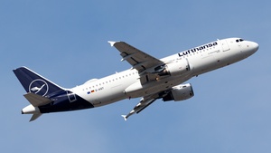 Photo of D-AIQT - Airbus A320-211 operated by Lufthansa