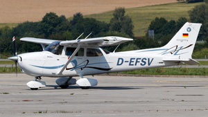 Photo of D-EFSV - Cessna 172S Skyhawk SP operated by Flugsportverein Eggenfelden