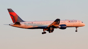 Photo of N697DL - Boeing 757-232 operated by Delta Air Lines