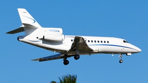 Photo of N800KM - Dassault Falcon 900B operated by Maine Aviation Aircraft Charter