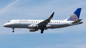 Photo of N132SY - Embraer ERJ-175LR operated by United Express (opb SkyWest Airlines)