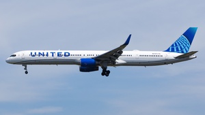 Photo of N57870 - Boeing 757-33N operated by United Airlines