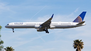 Photo of N73860 - Boeing 757-33N operated by United Airlines