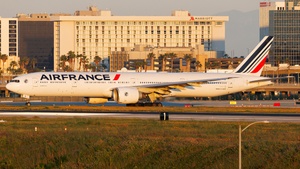 Photo with serial 32725 - Boeing 777-328(ER)