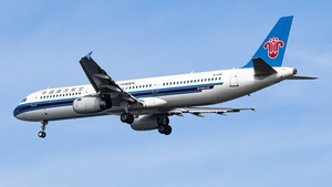 Photo of B-2418 - Airbus A321-231 operated by China Southern Airlines