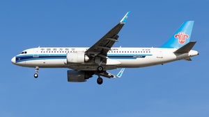 Photo of B-323E - Airbus A320-251N operated by China Southern Airlines