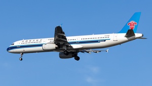Photo of B-6356 - Airbus A321-231 operated by China Southern Airlines