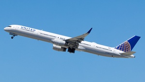 Photo of N77867 - Boeing 757-33N operated by United Airlines