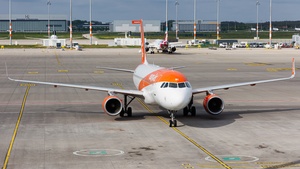 Photo of G-EZWI - Airbus A320-214 operated by easyJet