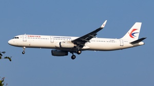 Photo of B-9947 - Airbus A321-231 operated by China Eastern Airlines