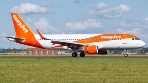 Photo of G-EZOT - Airbus A320-214 operated by easyJet