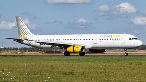 Photo of EC-MOO - Airbus A321-231 operated by Vueling