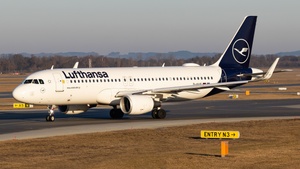 Photo of D-AIUG - Airbus A320-214 operated by Lufthansa