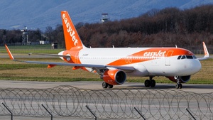 Photo of G-EZOF - Airbus A320-214 operated by easyJet