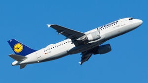 Photo of D-AIZF - Airbus A320-214 operated by Lufthansa