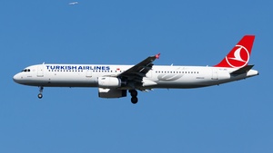 Photo of TC-JRC - Airbus A321-231 operated by Turkish Airlines