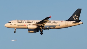 Photo of TC-JPS - Airbus A320-232 operated by Turkish Airlines