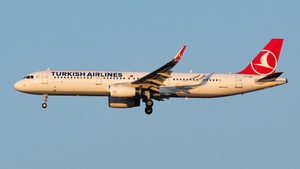 Photo of TC-LBC - Airbus A321-231 operated by Turkish Airlines