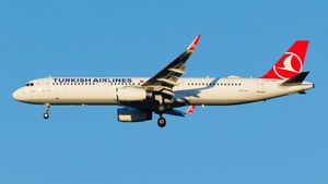 Photo of TC-JSU - Airbus A321-231 operated by Turkish Airlines