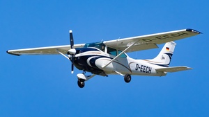 Photo of D-EECH - Cessna 182P Skylane operated by Private