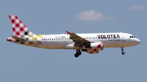 Photo of EC-OOC - Airbus A320-214 operated by Volotea