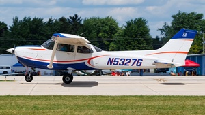 Photo of N5327G - Cessna 172S Skyhawk SP operated by Genesis Aero