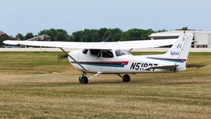 Photo of N51827 - Cessna 172R Skyhawk operated by Private